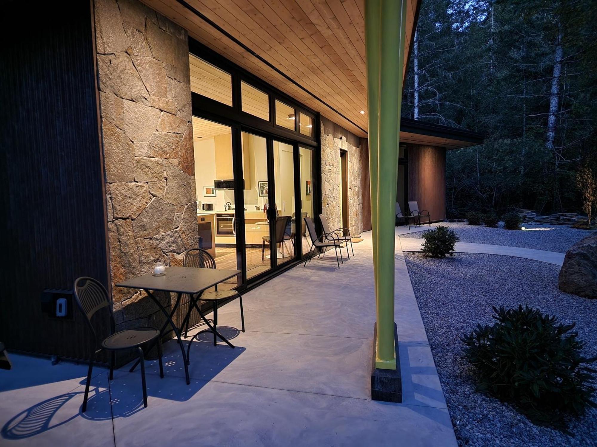 The Shed At Moon Dance Hotel Madeira Park Bagian luar foto